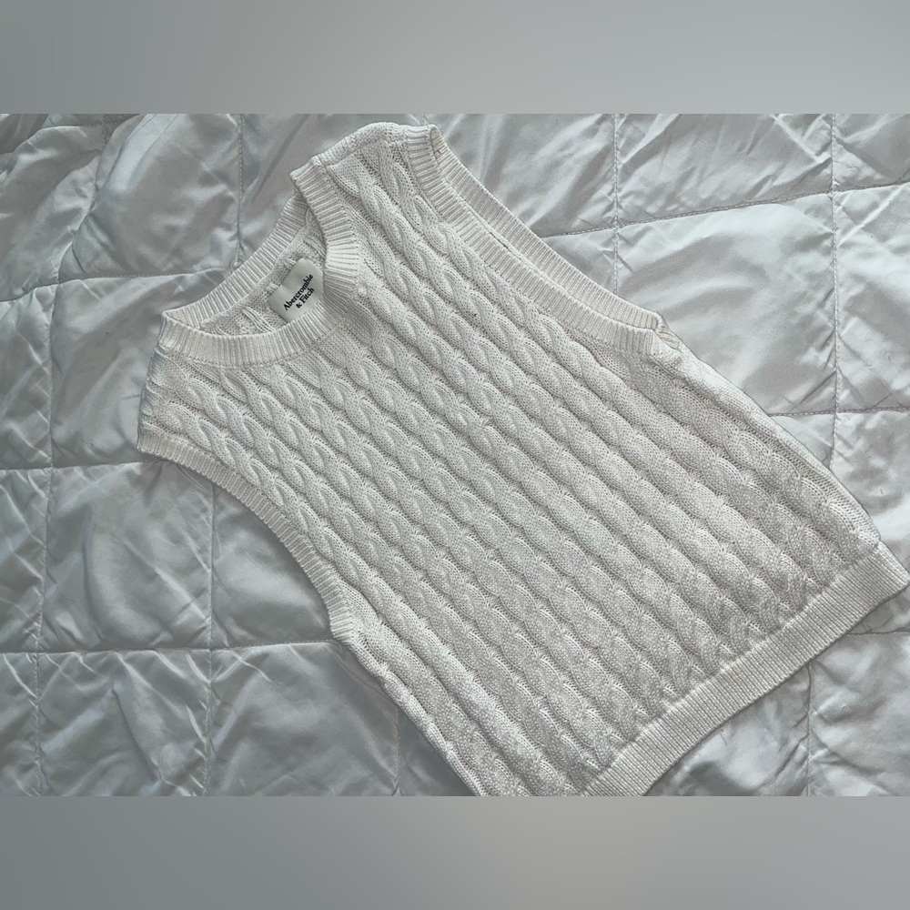 Abercrombie Cable Knit White Sweater Vest size Small